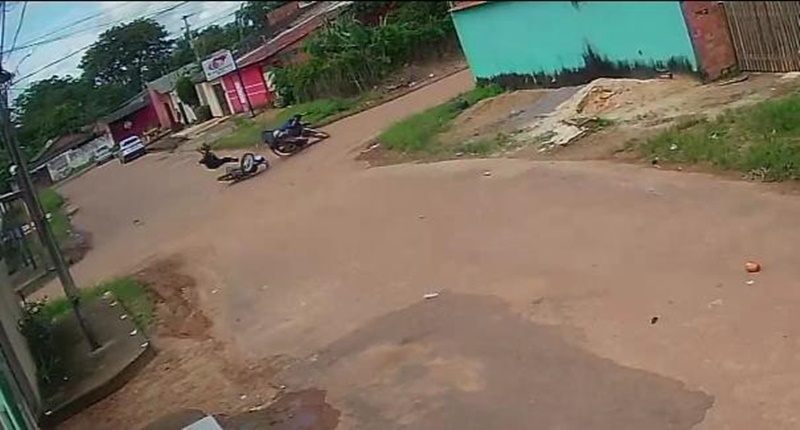 SAMU DEMOROU: Vídeo flagra acidente entre motos e vítimas são socorridas por particulares