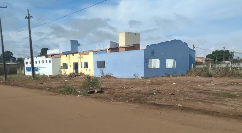 SERVIÇOS: Semusb realiza limpeza em terreno de UBS abandonada a pedido de Ellis Regina