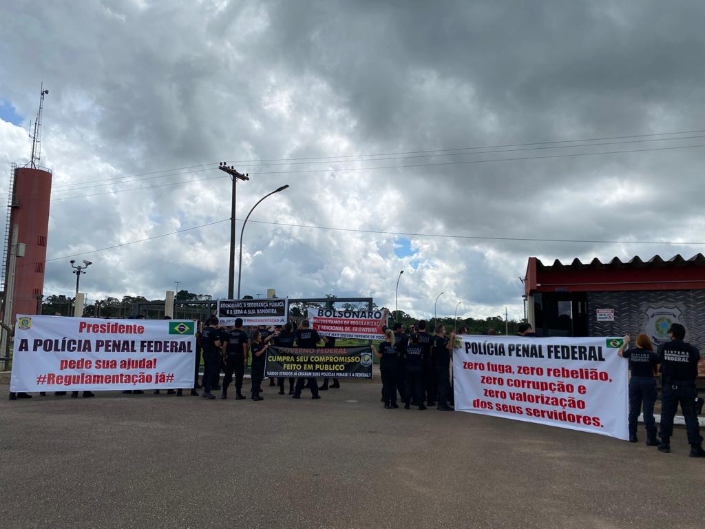 POLICIA PENAL FEDERAL: Servidores do DEPEN fazem manifestação no Presídio Federal