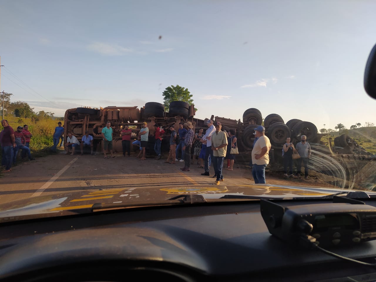PARADO: Carreta carregada de soja tomba e deixa BR-364 totalmente bloqueada