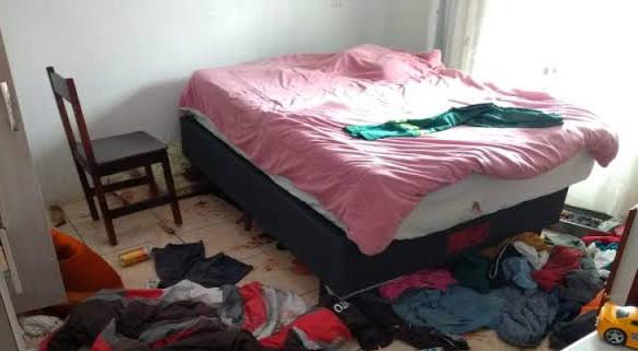 NA CAMA: Rapaz vai visitar namorada e é atacado a facadas pelo ex-marido dela
