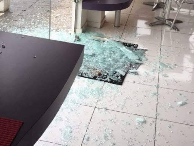 ALUCINADO: Homem é preso por agredir mulher e causar destruição em apartamentos