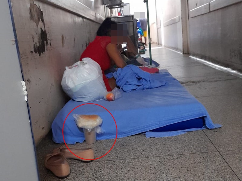 DESCASO: Pacientes seguem jogados no corredor do João Paulo II