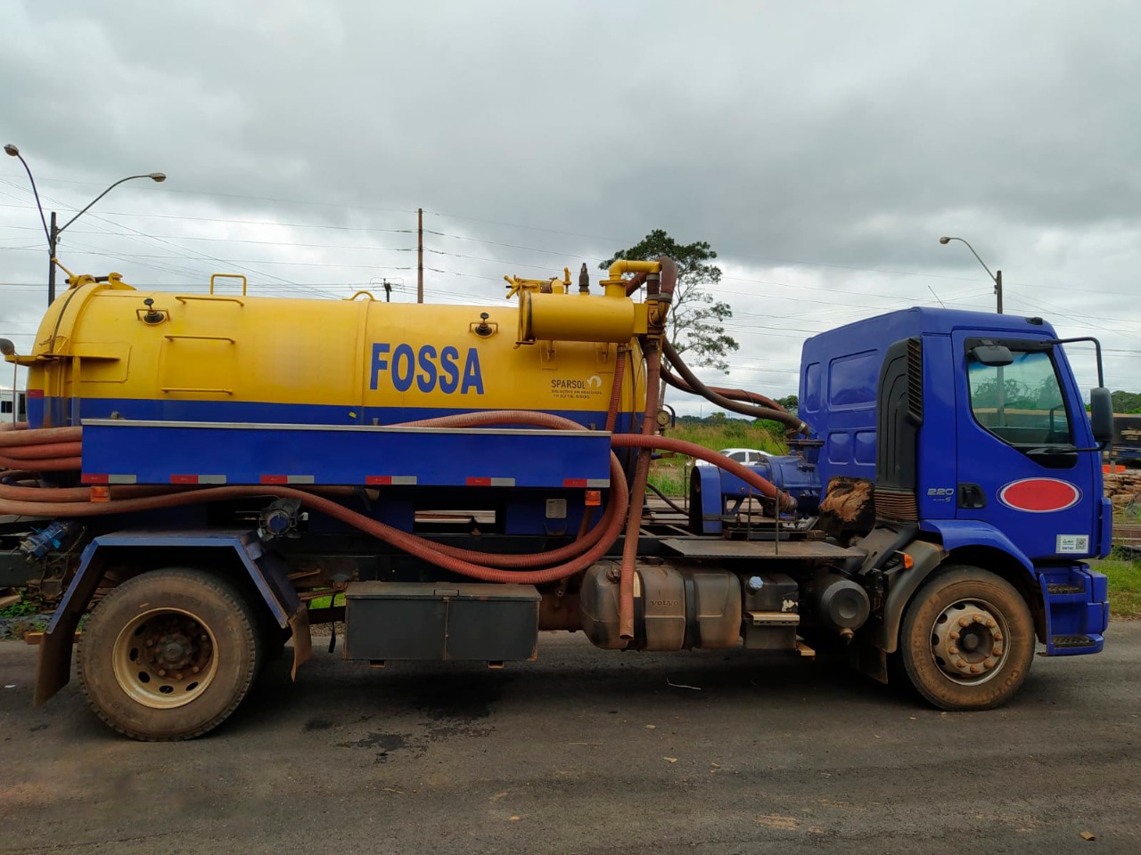 APÓS PERSEGUIÇÃO: Caminhão limpa fossa é flagrado com três mil litros de gasolina