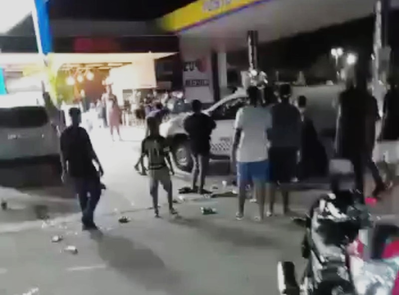 VÍDEO: Equipe da PM é atacada por bando em posto de combustíveis
