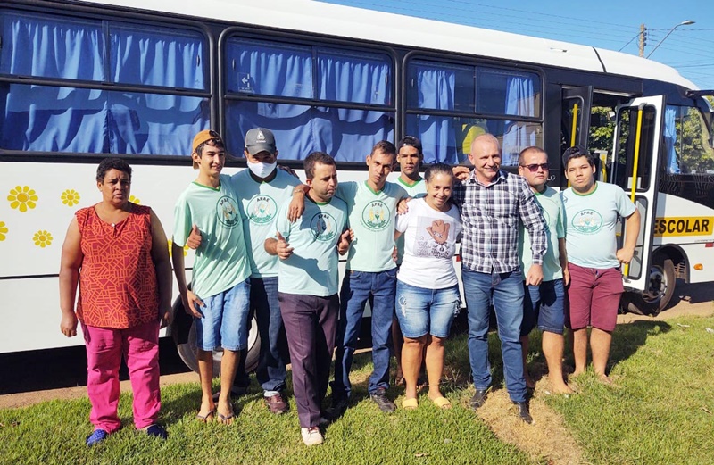 RECURSOS: Deputado Ezequiel Neiva entrega ônibus adaptado para a APAE de Cerejeiras 