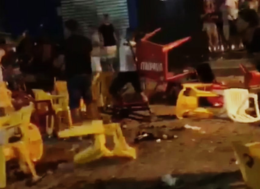 NO BAR: População espanca acusado de agredir mulher que demorou no banheiro