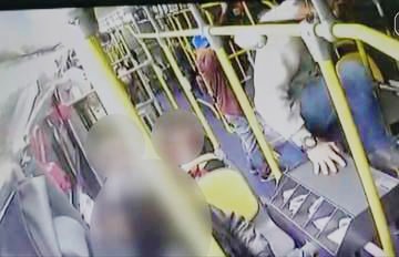 PÂNICO: Ônibus é invadido por assaltantes que fogem após arrastão
