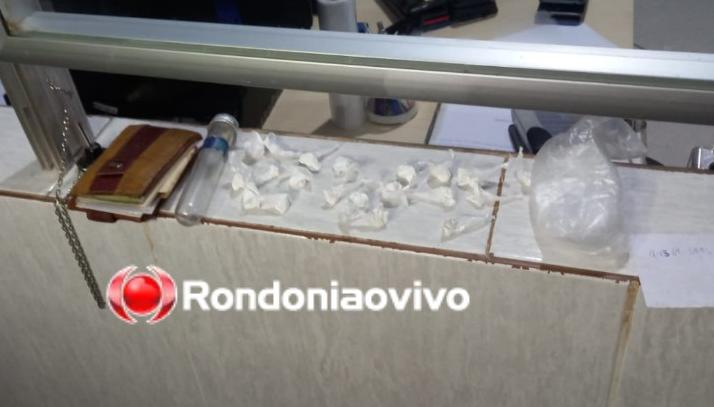 FLAGRANTE: PM prende homem que vendia droga em bares na zona Leste