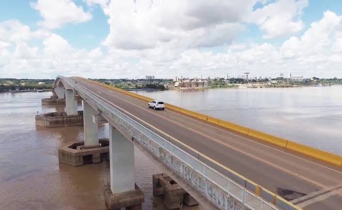 TRANSTORNADA: Servidora pública ameaça pular da ponte sobre o rio Madeira