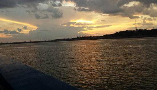 PIRATAS: Quadrilha agride vítima durante roubo em embarcação no Rio Madeira