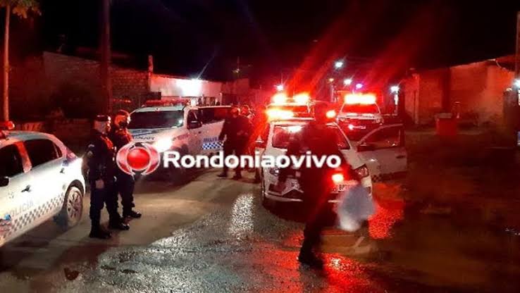 REVOLTADA: Mulher persegue e ataca ex-marido a facada na saída de bar