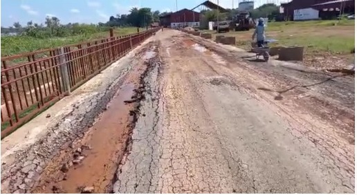MAIS CARA DO BRASIL: Vídeo mostra que asfalto já está esburacado na praça da Estrada de Ferro 