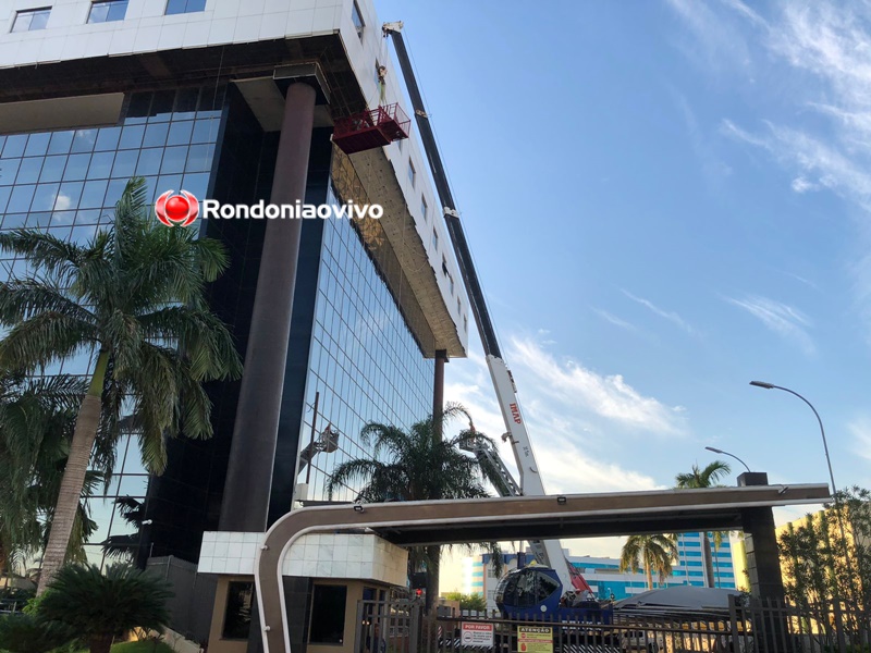 VÍDEO: Trabalhadores ficam presos em guindaste no último andar do prédio do TJ