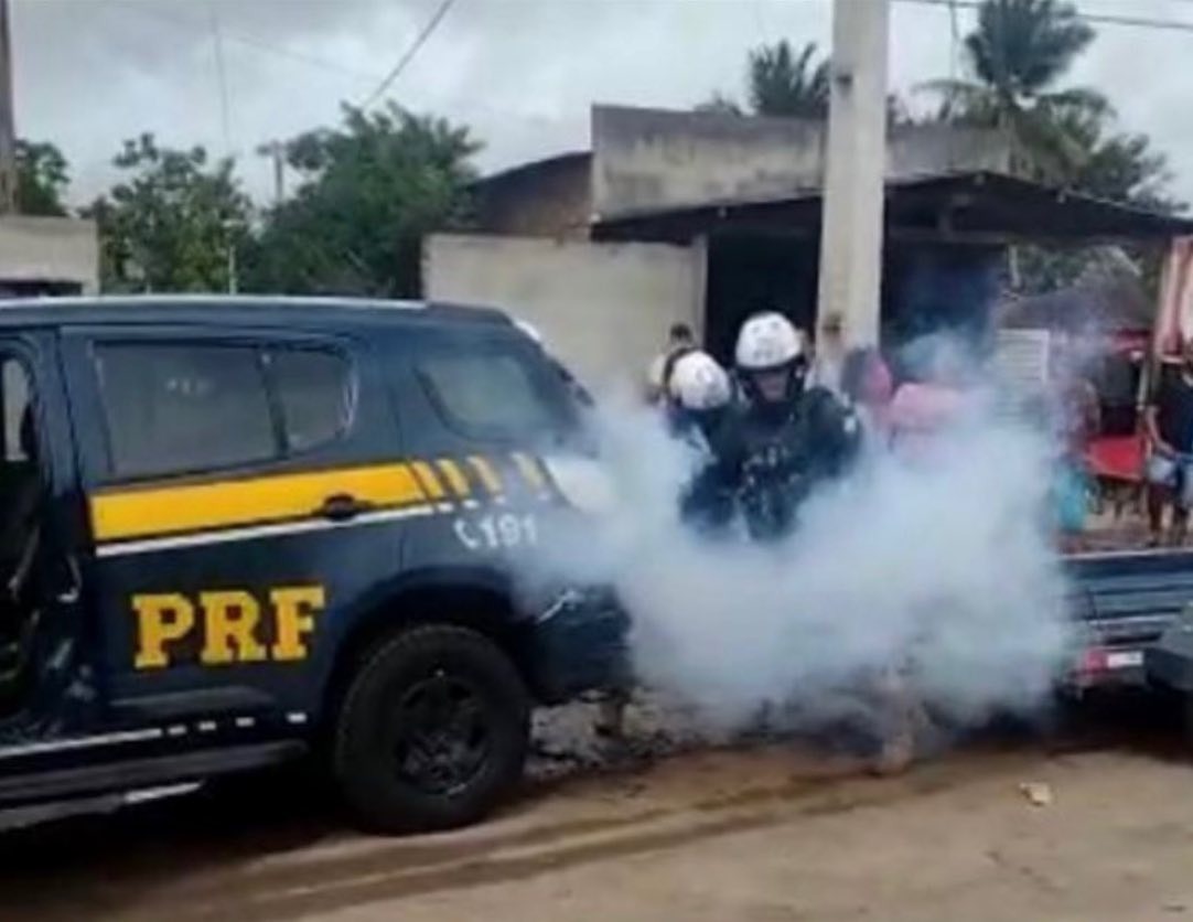 MALDADE: PRF tranca homem em 'câmara de gás' dentro de viatura e vítima morre