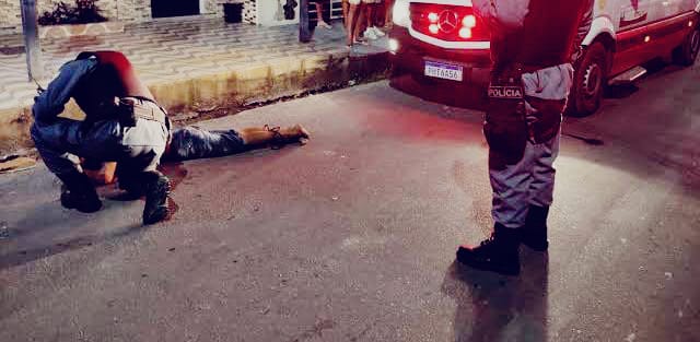 LEVOU A PIOR: População espanca morador de rua acusado de roubo