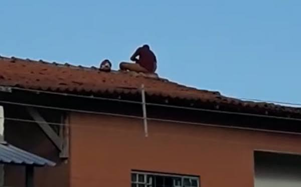 FEMINICÍDIO TENTADO: Idoso pula muro de residência e tenta matar ex-mulher estrangulada