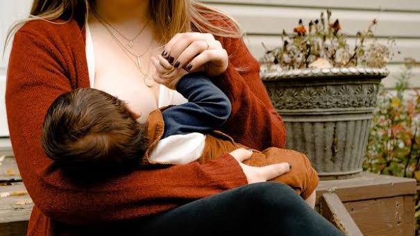 LESÃO NO NARIZ: Mãe com bebê no colo é espancada pelo marido enquanto amamentava