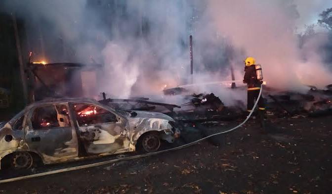 CRIMINOSO: Incêndio destrói carro, motocicleta e residência na zona Sul