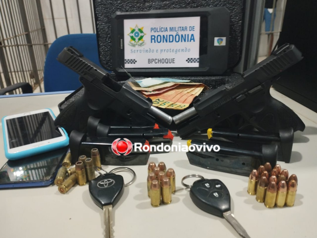 FLAGRANTE: Mulher e dois homens são presos tentando vender duas pistolas