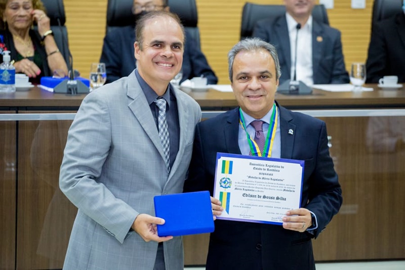 MEDALHA DO MÉRITO: Alan Queiroz presta homenagem a conselheiro do TCE 
