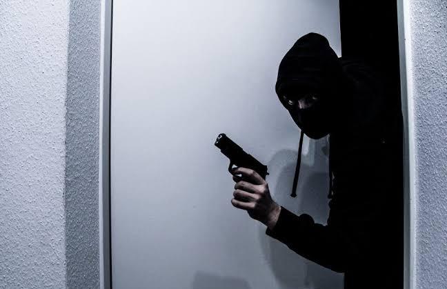 EXIGIU PIX: Trio encapuzado invade residencial e faz arrastão em casa