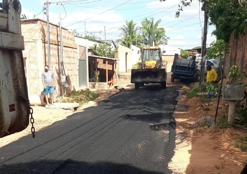 JÚNIOR QUEIROZ: Serviço de tapa buraco é realizado através de pedido do vereador 