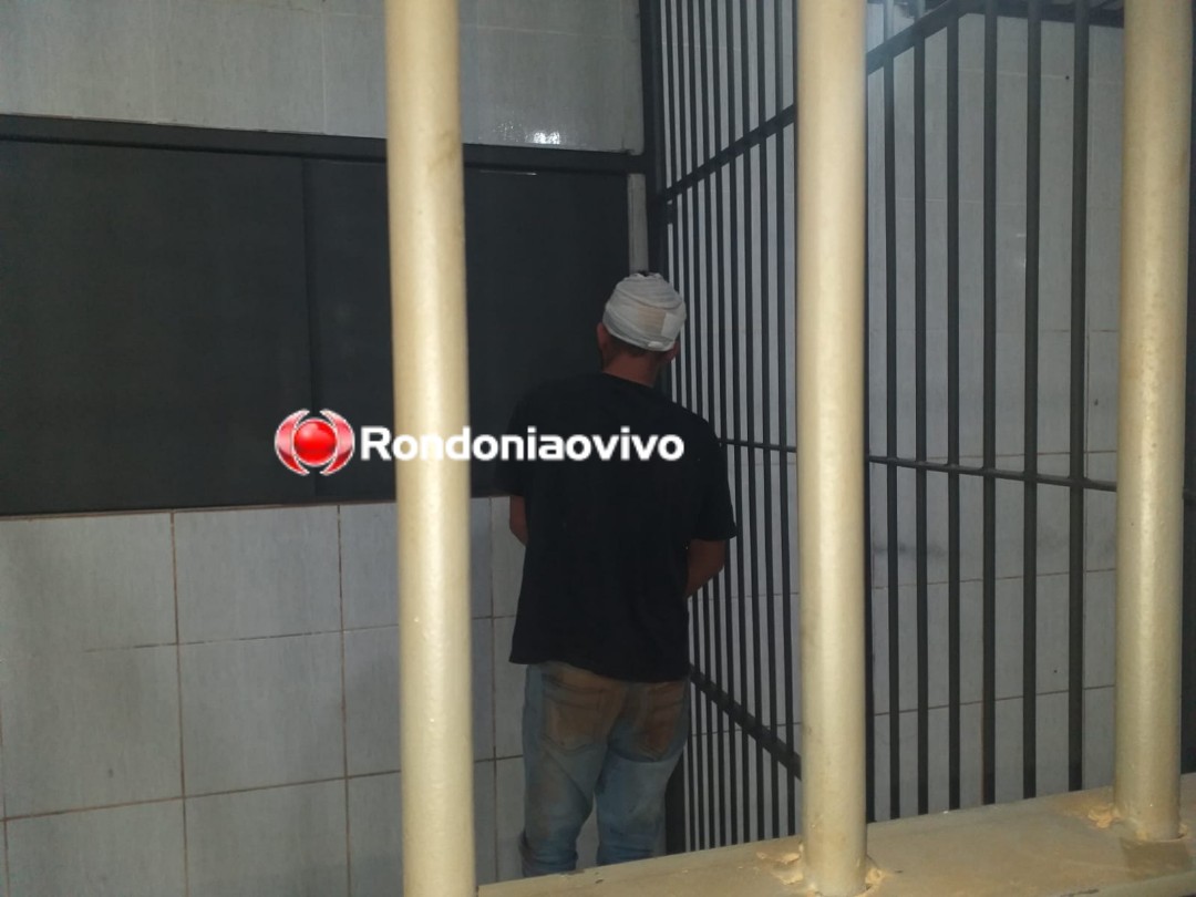 SEM DÓ: População espanca ladrão que roubou mulher em parada de ônibus