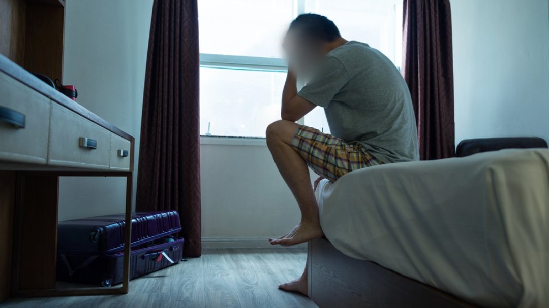 APÓS BEBEDEIRA: Rapaz aceita dormir na casa do amigo e acorda sendo estuprado