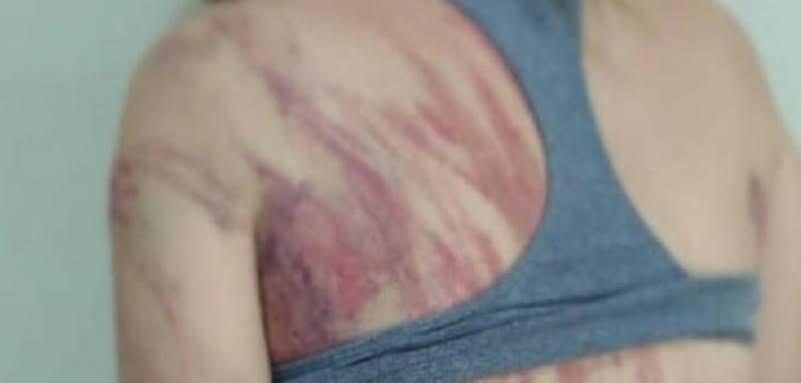 DENTRO DE CASA: Mulher apanha com fio elétrico por desconfiar de traição do marido