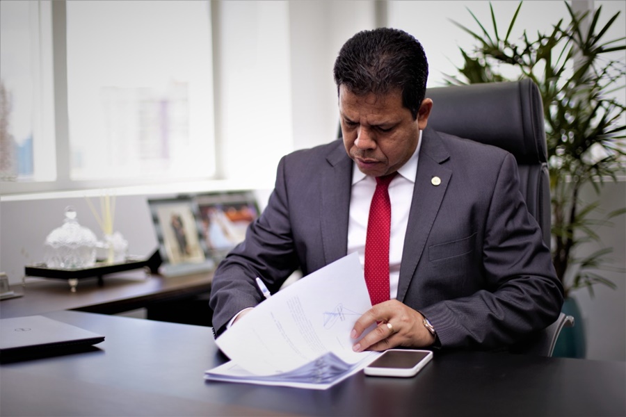 ESTUDANTES: Jair Montes pede ao governo que Carteira de Identidade seja feita nas escolas