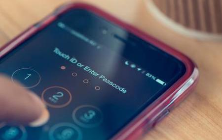 'CHEIO DA RAZÃO': Marido muda a senha do celular e espanca mulher que desconfiava de traição