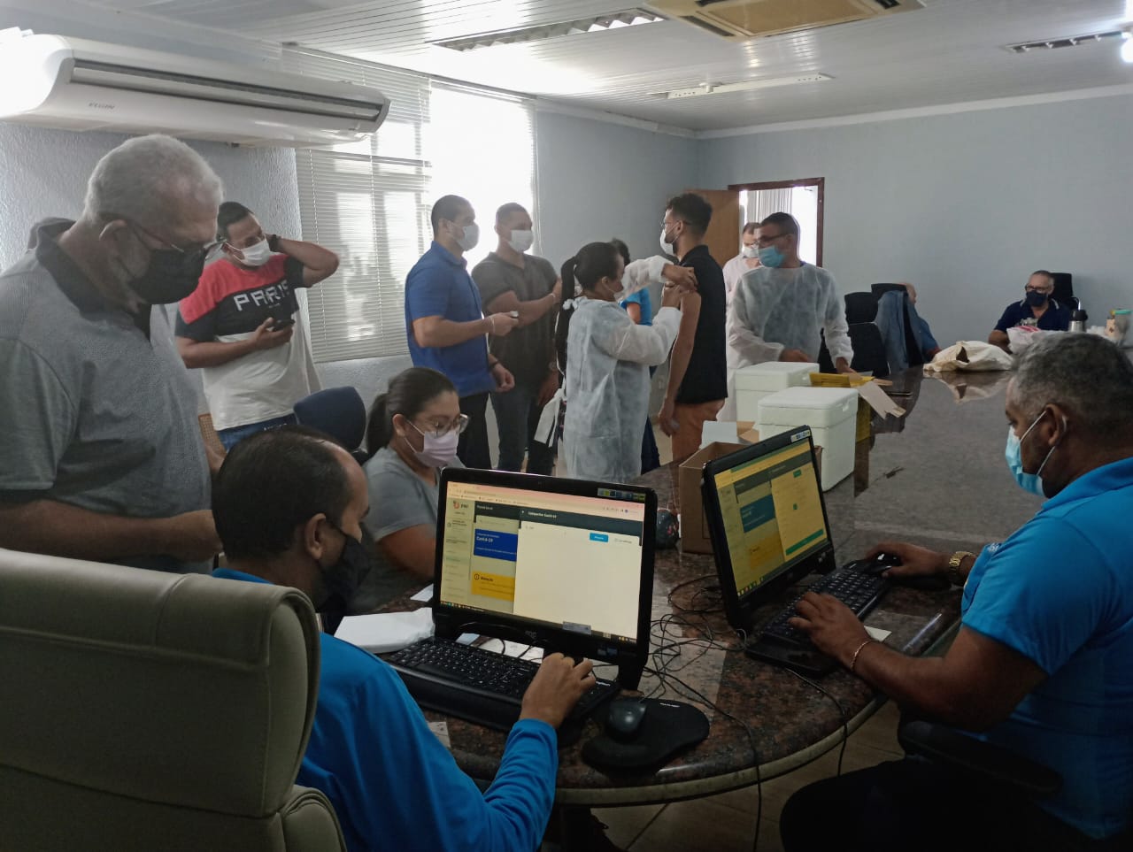 PROTEÇÃO: Servidores da Câmara de Vereadores recebem 3ª e 4ª doses da vacina contra Covid-19