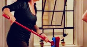 NÃO ACEITOU: Marido é agredido a vassourada ao tentar separar da esposa