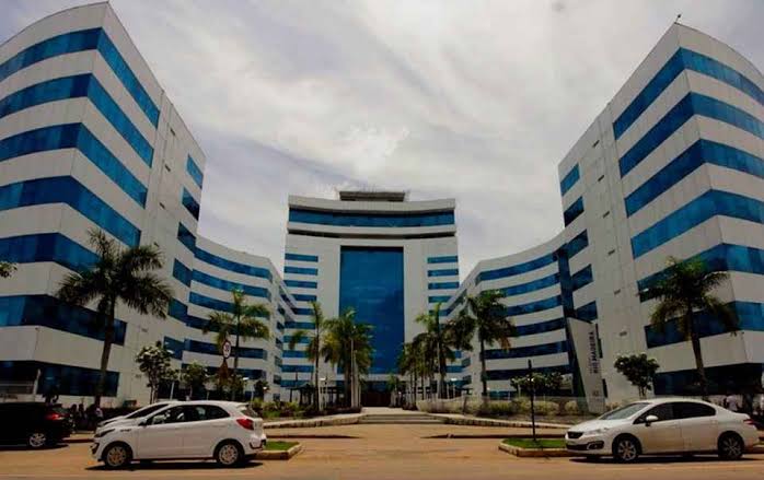 ATREVIMENTO: Ladrão é flagrado furtando cabos de energia do Centro Político Administrativo