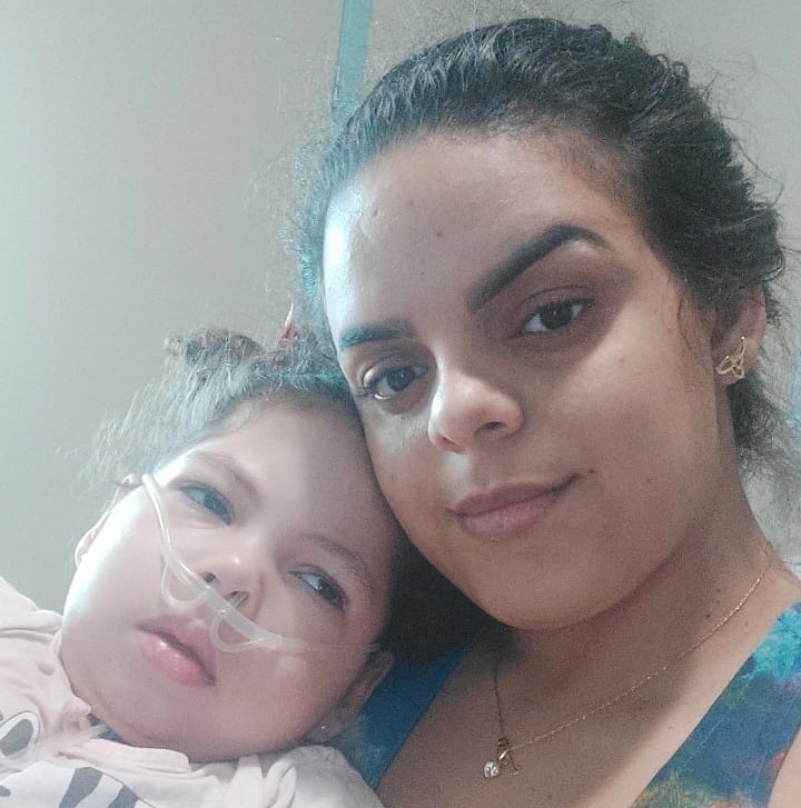 DETALHES: Mãe de 26 anos com filha especial descobre câncer no pulmão e pede ajuda