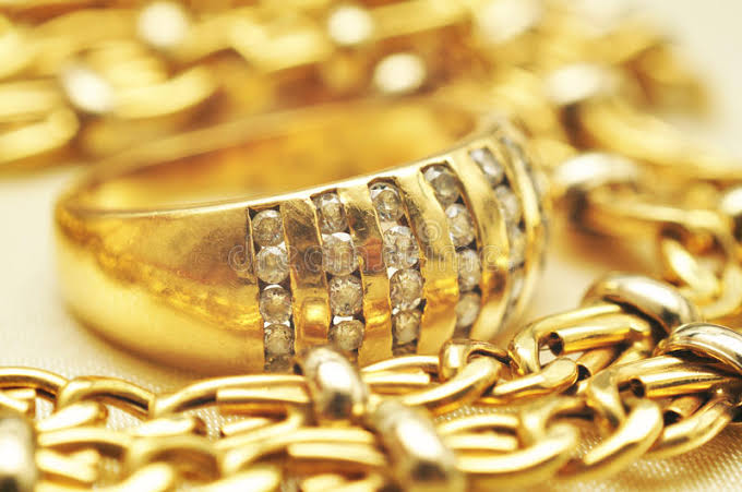 CRIMINALIDADE: Ladrões do 'Onix Branco' invadem casa de empresária e fogem com ouro e joias