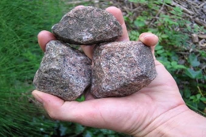 NA CABEÇA: Adolescente é agredida a pedradas pela vizinha por causa de extensão elétrica