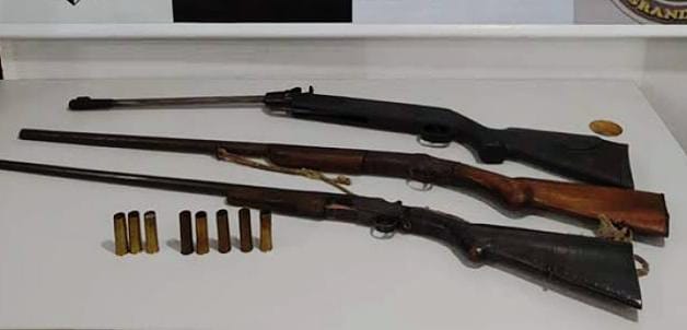 FLAGRANTE: PM intercepta Uno e trio é preso com três armas de fogo