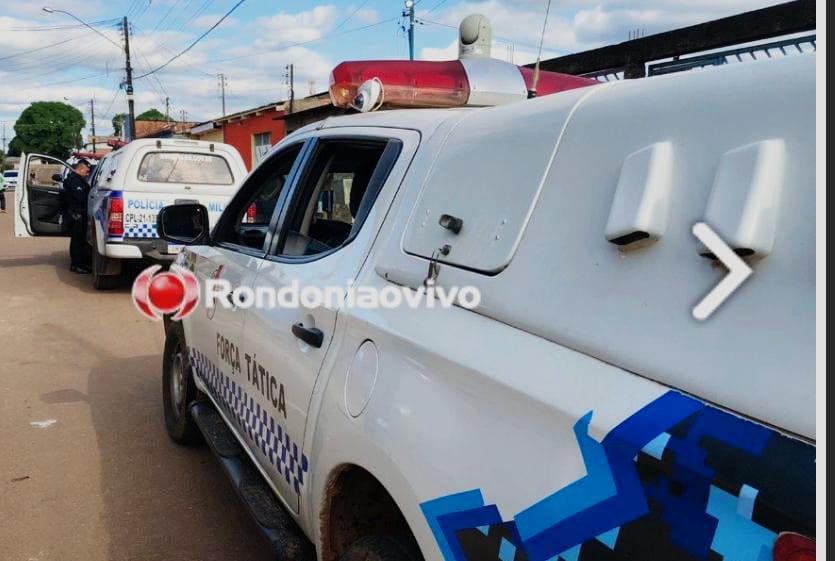 SEM REAGIR: Motociclista quase é morto a tiros durante assalto na frente de casa