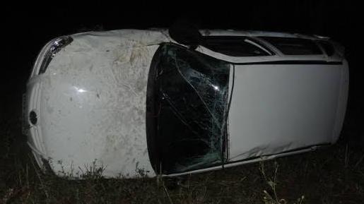 CAPOTAMENTO: Motorista embriagado causa grave acidente ao bater em trator parado