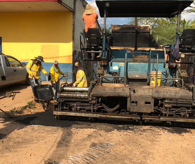 MELHORIAS: Prefeitura atende pedido de Valtinho Canuto e asfalta rua no Cai n'água