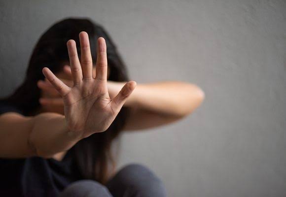 NÃO GOSTOU: Mulher é agredida com socos ao mandar marido procurar um emprego