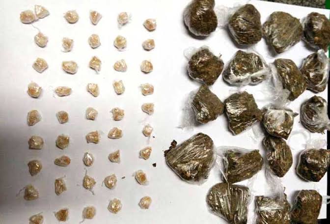 APÓS DENÚNCIA: Dois adolescentes são flagrados com drogas em carro Gol roubado