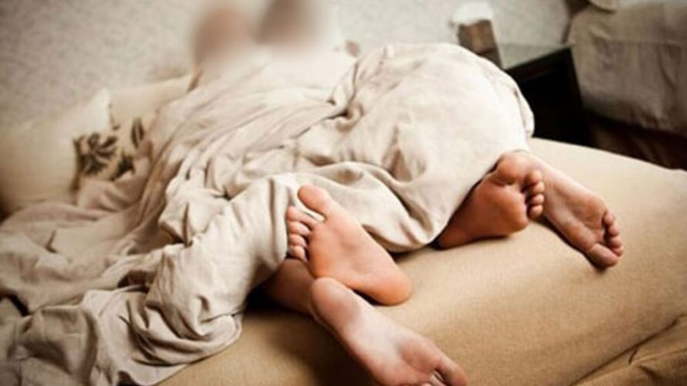 NA CAMA: Foragido flagra ex-mulher com outro e ameaça matá-la com tiro na cabeça