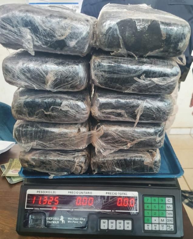 TRÁFICO: Caminhoneiro de 73 anos é flagrado com mais 11 quilos de maconha 