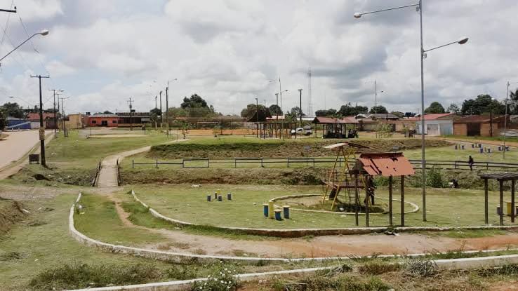 NA MADRUGADA: Criança é encontrada sozinha em praça enquanto os pais saíram para beber