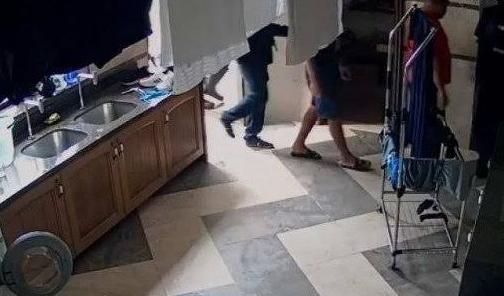 AMARRADOS: Motorista de ônibus e familiares são feitos reféns durante roubo a residência