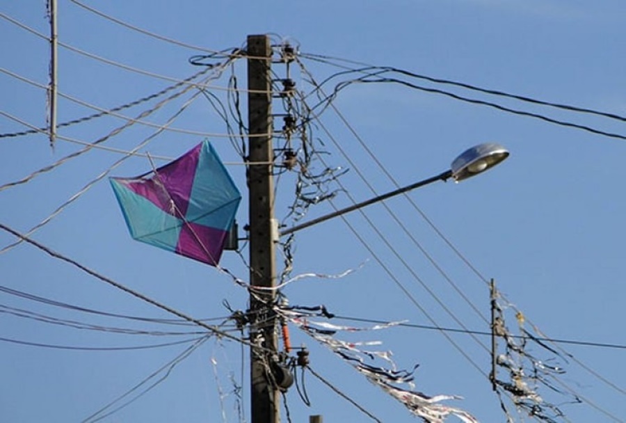 CENTRO: Linha com cerol deixa moradores sem energia elétrica e causa prejuízos
