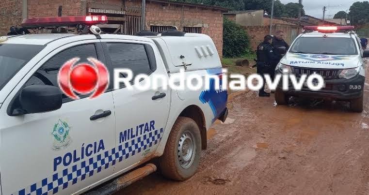 NO PORTÃO: Homem com arma na cintura atende equipe da PM e acaba preso